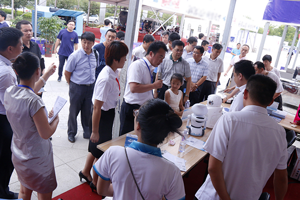 热烈欢迎市科技局、市粮食局领导莅临中煤集团展位进行参观指导   