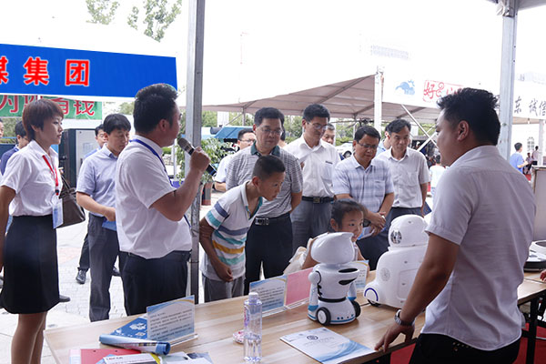 热烈欢迎市科技局、市粮食局领导莅临中煤集团展位进行参观指导   